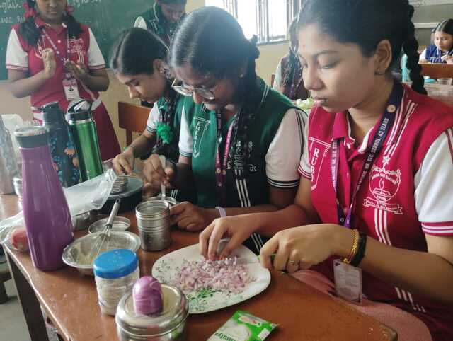 Fireless Cooking 2025 – Students Presenting Dishes